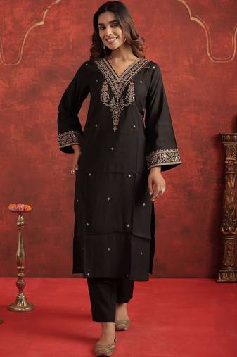 Women Ethnic Motifs Embroidered Thread Work Liva Kurta with Trousers
