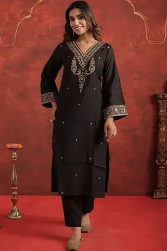 Women Ethnic Motifs Embroidered Thread Work Liva Kurta with Trousers