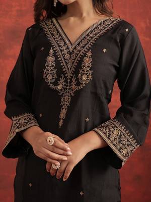 Women Ethnic Motifs Embroidered Thread Work Liva Kurta with Trousers 6