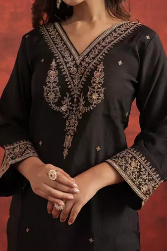 Women Ethnic Motifs Embroidered Thread Work Liva Kurta with Trousers