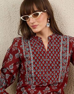 Women Floral Printed Cotton Kurta with Trousers 1