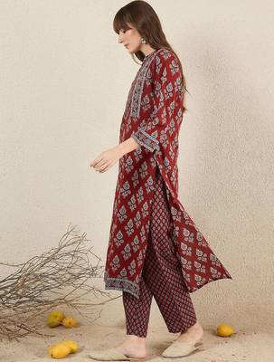 Women Floral Printed Cotton Kurta with Trousers 4