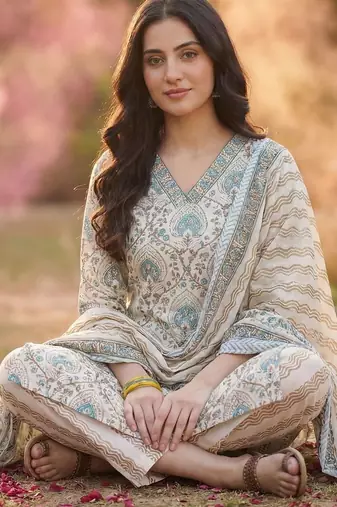 Women Ethnic Motifs Printed Cotton Kurta with Trousers & With Dupatta