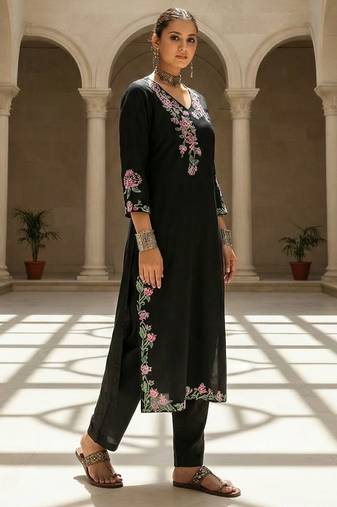 Women Floral Embroidered Thread Work Cotton Kurta with Trousers