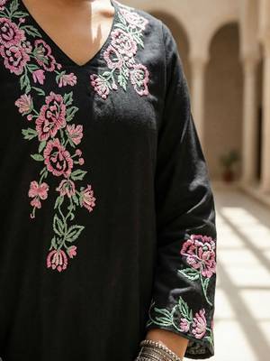 Women Floral Embroidered Thread Work Cotton Kurta with Trousers 4