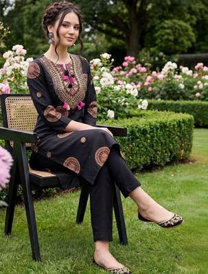 Women Ethnic Motifs Embroidered Thread Work Cotton Kurta with Trousers 5
