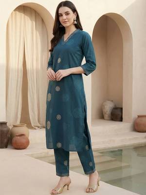 Women Floral Printed Sequinned Cotton Kurta with Trousers 1