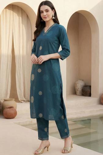 Women Floral Printed Sequinned Cotton Kurta with Trousers