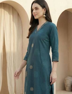 Women Floral Printed Sequinned Cotton Kurta with Trousers 2