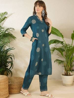 Women Floral Printed Sequinned Cotton Kurta with Trousers 5