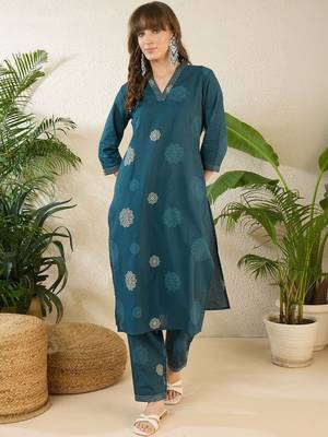 Women Floral Printed Sequinned Cotton Kurta with Trousers 6