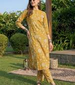 Women Floral Printed Cotton Kurta with Trousers