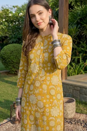 Women Floral Printed Cotton Kurta with Trousers