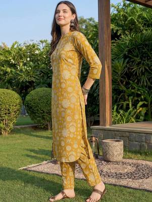 Women Floral Printed Cotton Kurta with Trousers 3