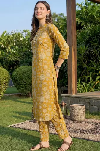 Women Floral Printed Cotton Kurta with Trousers