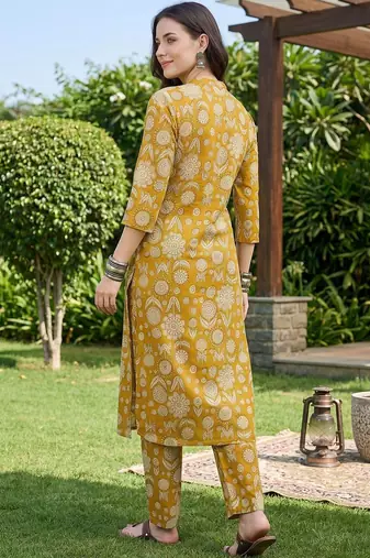 Women Floral Printed Cotton Kurta with Trousers