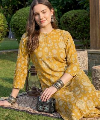 Women Floral Printed Cotton Kurta with Trousers 5