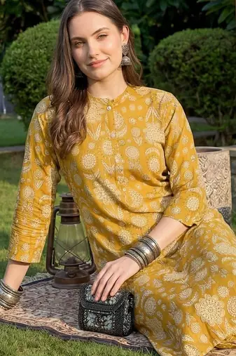 Women Floral Printed Cotton Kurta with Trousers
