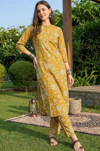 Women Floral Printed Cotton Kurta with Trousers