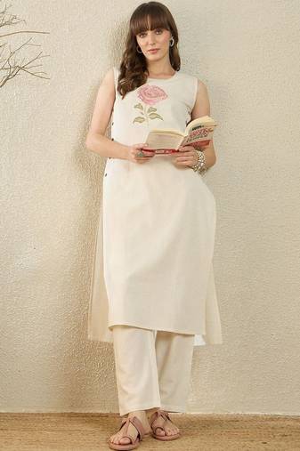 Women Floral Embroidered Thread Work Kurta with Trousers