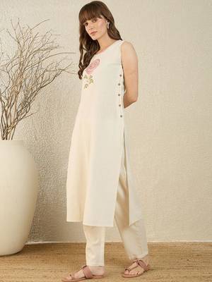 Women Floral Embroidered Thread Work Kurta with Trousers 3