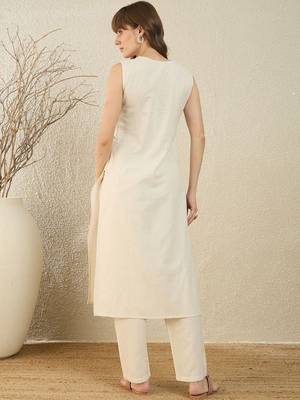 Women Floral Embroidered Thread Work Kurta with Trousers 5