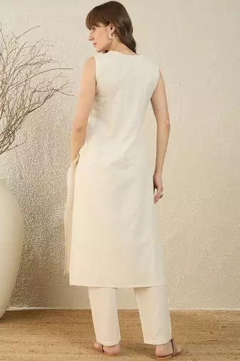 Women Floral Embroidered Thread Work Kurta with Trousers