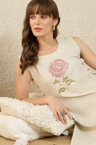 Women Floral Embroidered Thread Work Kurta with Trousers