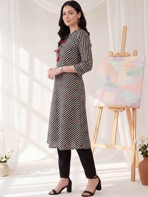 Women Printed Cotton Kurta with Trousers 3