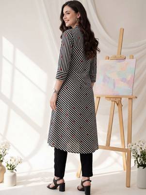 Women Printed Cotton Kurta with Trousers 4