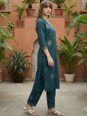 Women Floral Printed Sequinned Cotton Kurta with Trousers 2