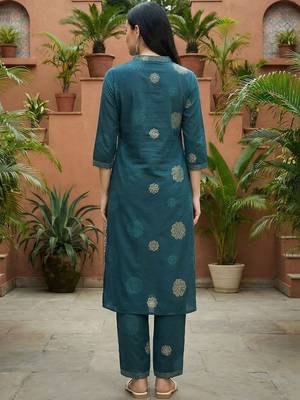Women Floral Printed Sequinned Cotton Kurta with Trousers 3