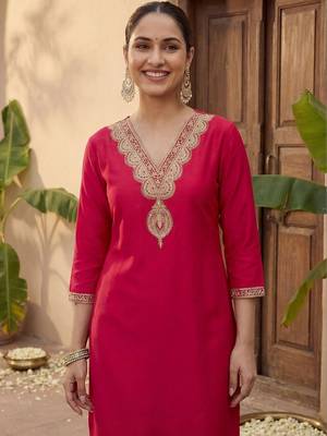 Women Ethnic Motifs Embroidered Kurta with Trousers 2
