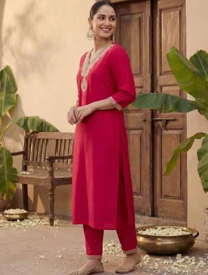 Women Ethnic Motifs Embroidered Kurta with Trousers 3