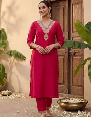 Women Ethnic Motifs Embroidered Kurta with Trousers 4