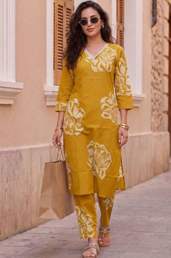 Women Floral Printed Cotton Kurta with Trousers