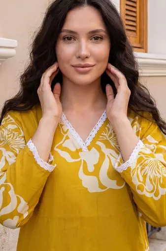 Women Floral Printed Cotton Kurta with Trousers