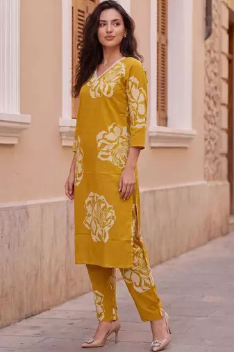 Women Floral Printed Cotton Kurta with Trousers