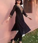 Women Floral Embroidered Thread Work Kurta with Trousers