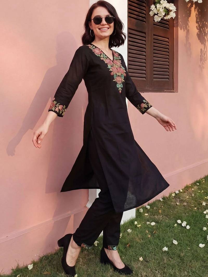 Women Floral Embroidered Thread Work Kurta with Trousers