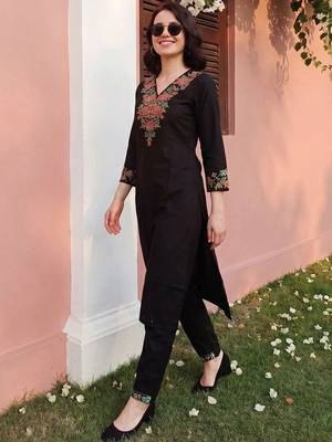 Women Floral Embroidered Thread Work Kurta with Trousers 3