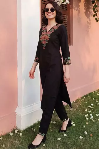 Women Floral Embroidered Thread Work Kurta with Trousers