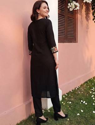Women Floral Embroidered Thread Work Kurta with Trousers 4