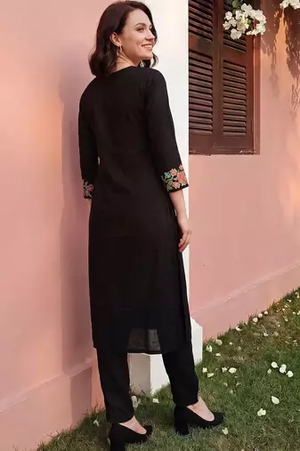 Women Floral Embroidered Thread Work Kurta with Trousers
