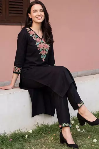 Women Floral Embroidered Thread Work Kurta with Trousers