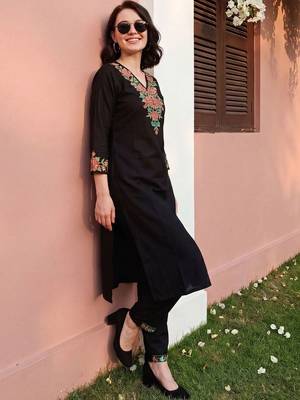 Women Floral Embroidered Thread Work Kurta with Trousers 6