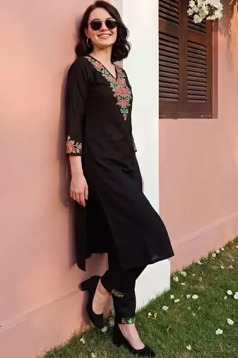 Women Floral Embroidered Thread Work Kurta with Trousers