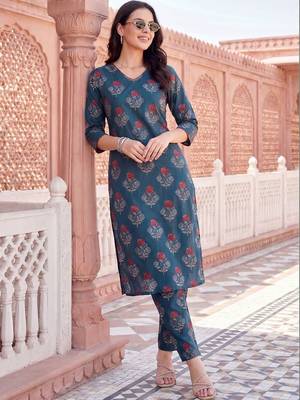 Women Floral Printed Cotton Kurta with Trousers 1