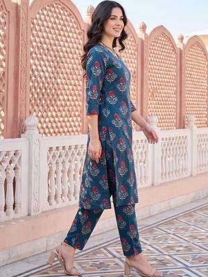 Women Floral Printed Cotton Kurta with Trousers 3
