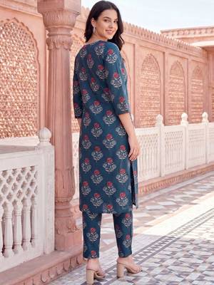 Women Floral Printed Cotton Kurta with Trousers 4